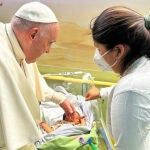 El Papa Francisco ha visitado la planta de oncología pediátrica del hospital en el que permanece ingresado, el Gemelli de Roma