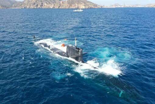 El submarino S-81 Isaac Peral realiza su primera inmersión completa en agua de la bahía de Cartagena