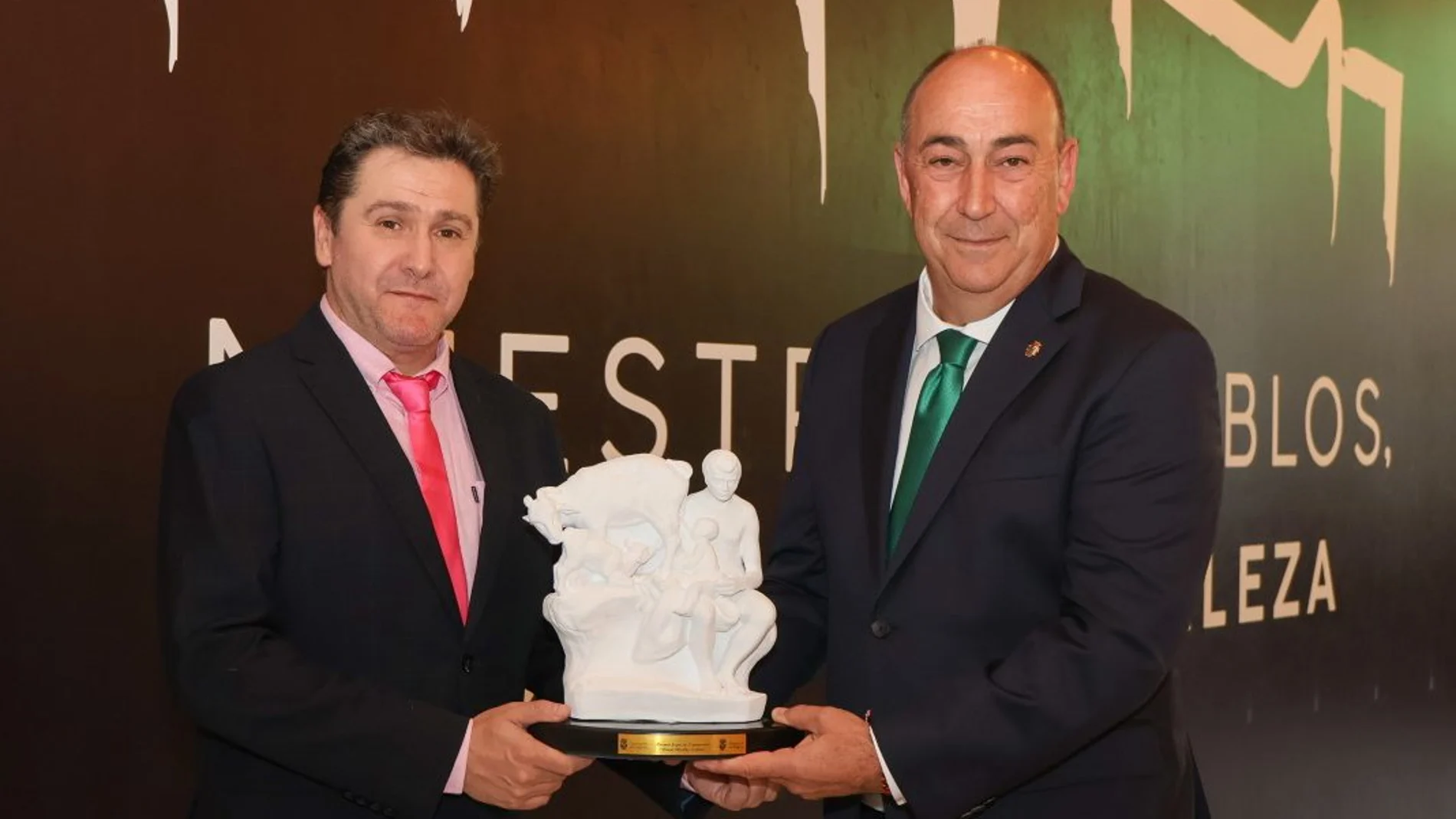 Miguel Ángel de Vicente entrega el Premio Especial de la Diputación de Segovia al periodista Óscar Mijallo