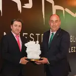Miguel Ángel de Vicente entrega el Premio Especial de la Diputación de Segovia al periodista Óscar Mijallo