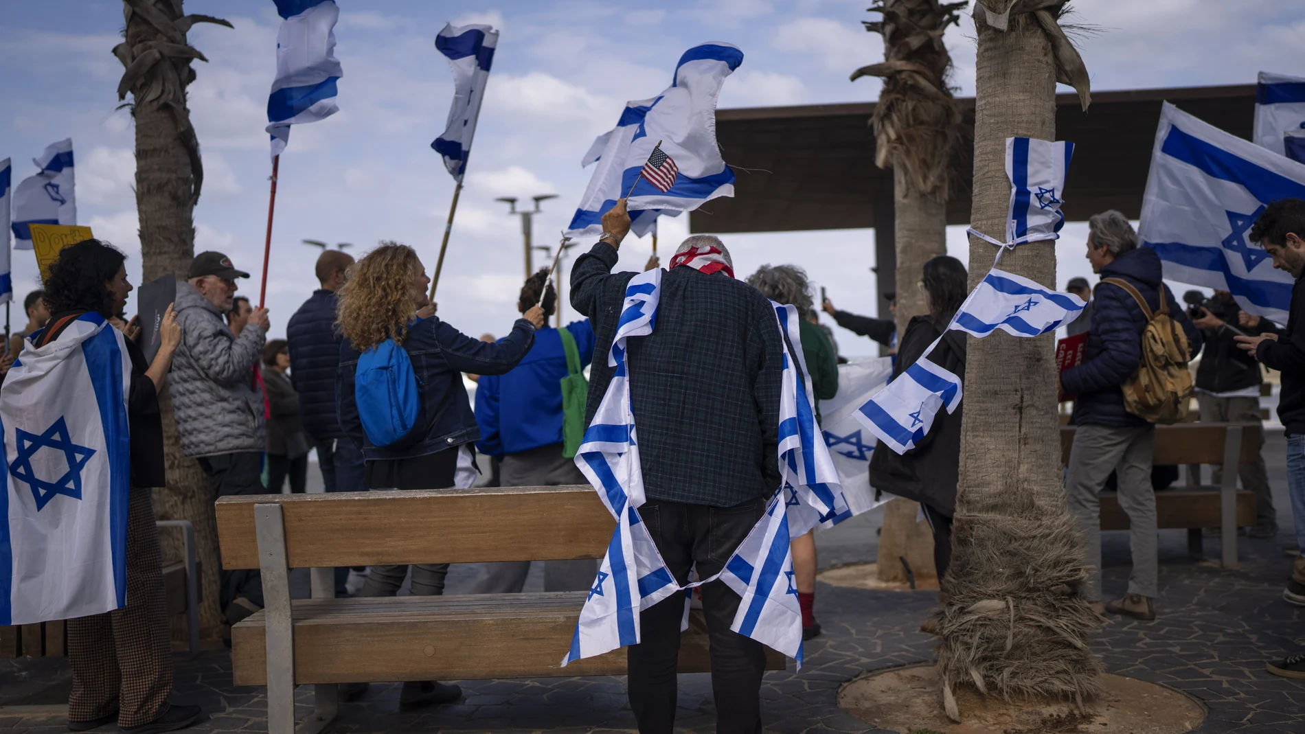 Manifestantes frente a la Embajada de EE UU en Tel Aviv