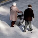 Dos jubilados pasean en Bilbao. 