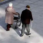Dos jubilados paseando