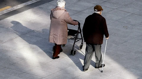 Dos jubilados paseando
