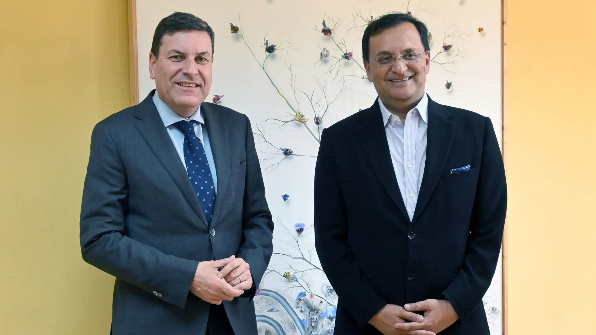 El consejero de Economía y Hacienda, Carlos Fernández Carriedo, junto al embajador de India en España, Dinesh K. Patnaik