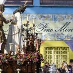 El paso de Nuestro Padre de Jesús de Nazaret de la cofradía de Pino Montano por una calle de su barrio