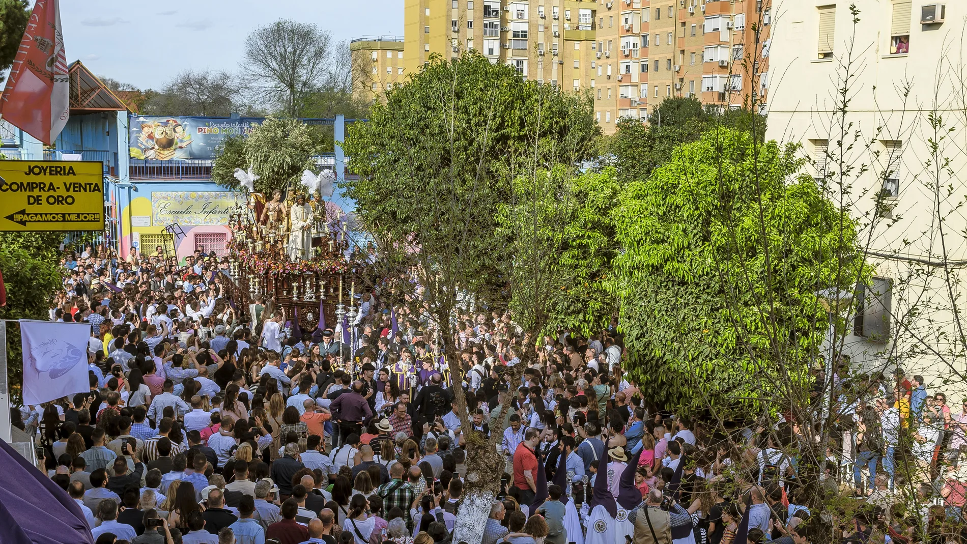 El paso de Nuestro Padre de Jesús de Nazaret de la cofradía de Pino Montano por una calle de su barrio