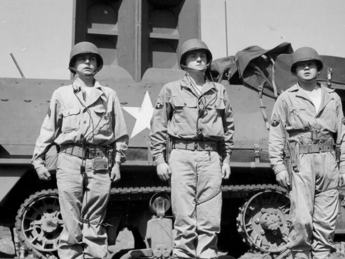 Soldados posan delante de una semioruga equipado con equipo de reproducción y un altavoz de 500 libras con un alcance de 15 millas, utilizado para la 'guerra fantasma'.