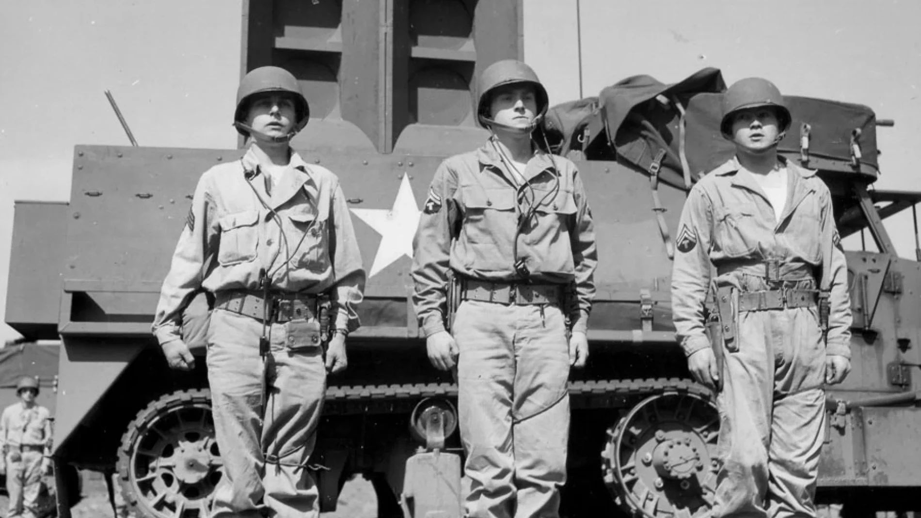 Soldados posan delante de una semioruga equipado con equipo de reproducción y un altavoz de 500 libras con un alcance de 15 millas, utilizado para la 'guerra fantasma'.