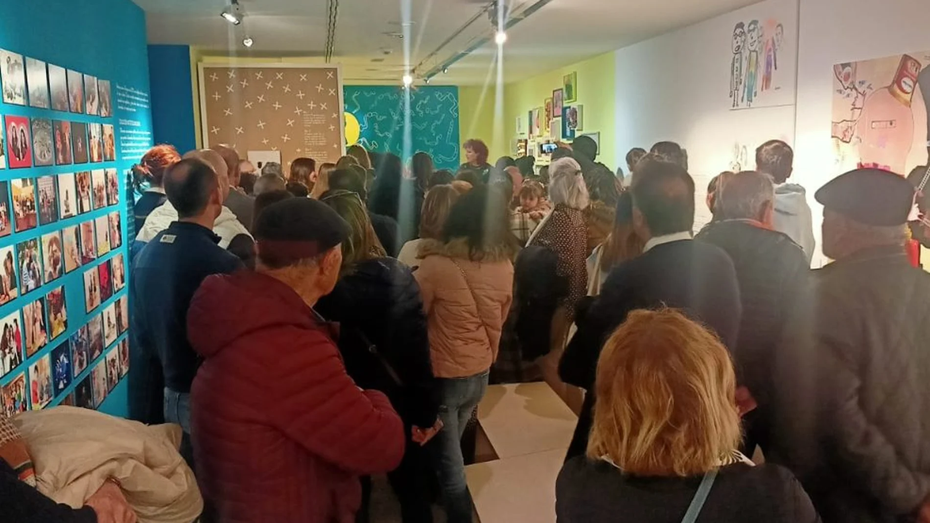 Un grupo de personas visita una exposición en el Museo de la Evolución Humana de Burgos