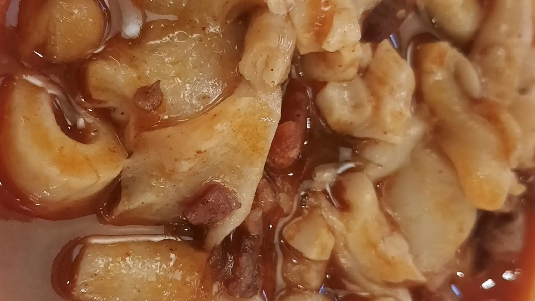Un plato de callos de bacalao con garbanzos, jamón y chorizo