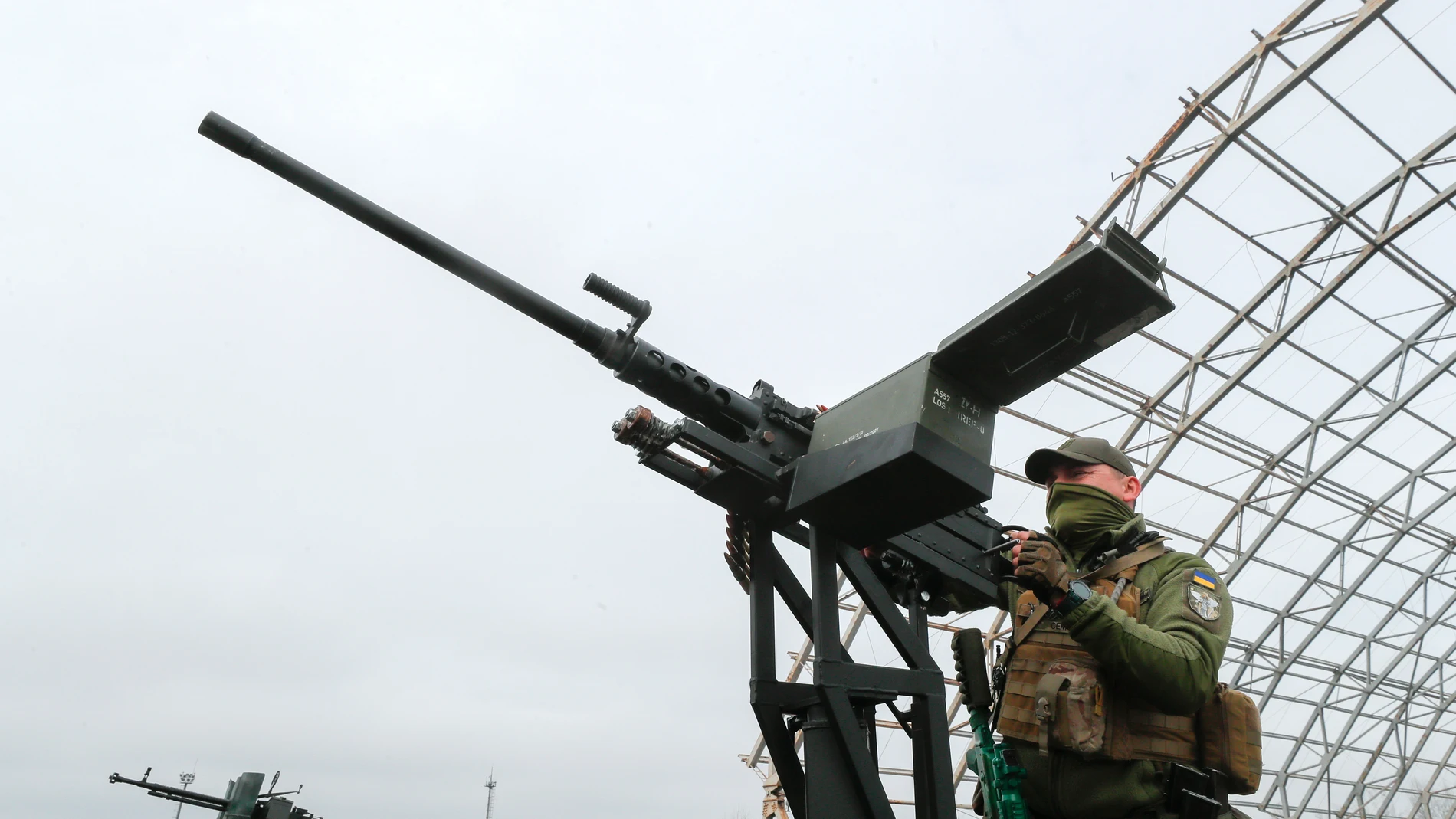 Kyiv (Ukraine), 01/04/2023.- A Ukrainian serviceman handles a machine gun during the handing over of ten pick-up trucks to mobile anti-drone units near the largest Ukrainian cargo aircraft Antonov An-225 Mriya 'Dream' that was destroyed during the Russian attacks on Hostomel Airfield not far from Kyiv, Ukraine, 01 April 2023 amid the Russian invasion. Mobile anti-drone units have the task to track and destroy enemy kamikaze drones and other low-flying aerial targets. Russian troops on 24 February 2022, entered Ukrainian territory, starting a conflict that has provoked destruction and a humanitarian crisis. (Atentado, Rusia, Ucrania) EFE/EPA/SERGEY DOLZHENKO