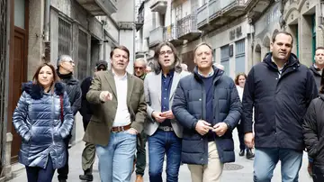 Fernández Mañuec y García Carbayo pasean por Béjar junto al candidato del PP a la alcaldía, Luis Francisco Martín