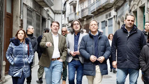 Fernández Mañuec y García Carbayo pasean por Béjar junto al candidato del PP a la alcaldía, Luis Francisco Martín