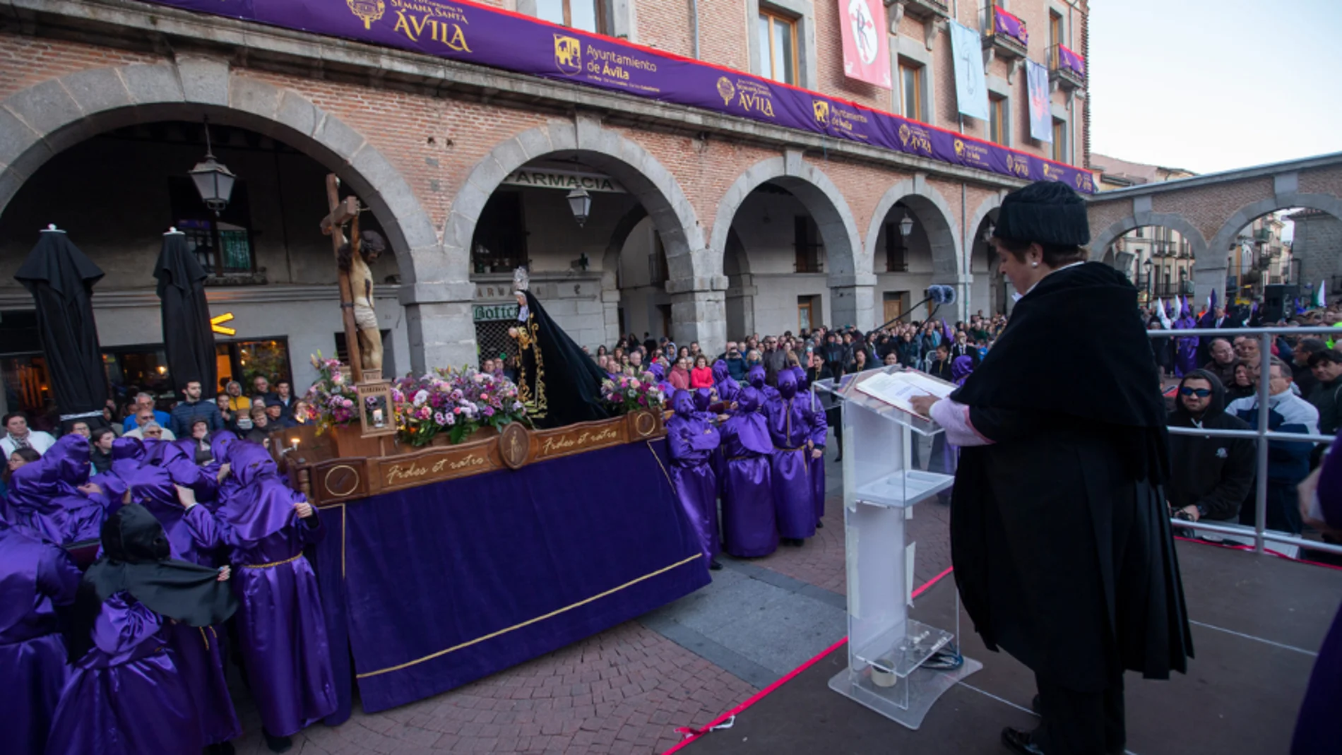 La rectora María del Rosario Sáez Yugüero se dirige a los cofrades y asistentes a la procesión del Cristo de los Estudiantes de Ávila