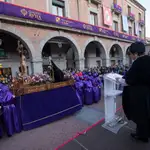 La rectora María del Rosario Sáez Yugüero se dirige a los cofrades y asistentes a la procesión del Cristo de los Estudiantes de Ávila