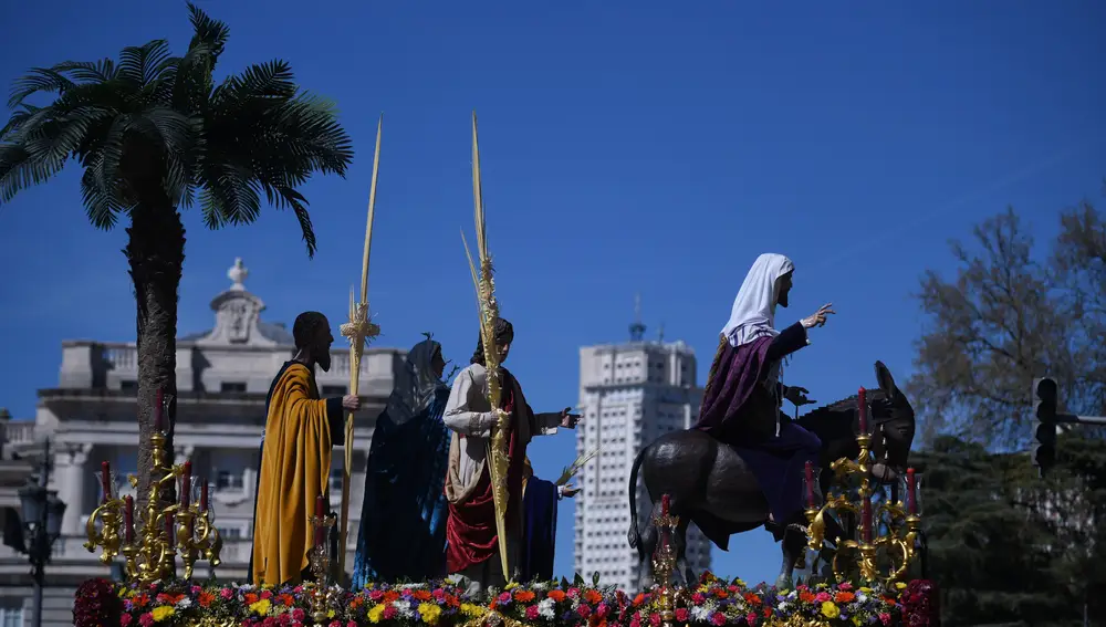 La procesión de La Borriquita recorre las calles de Madrid 