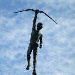 Una estatua rinde tributo a Teucro, arquero consumado, en Atenas