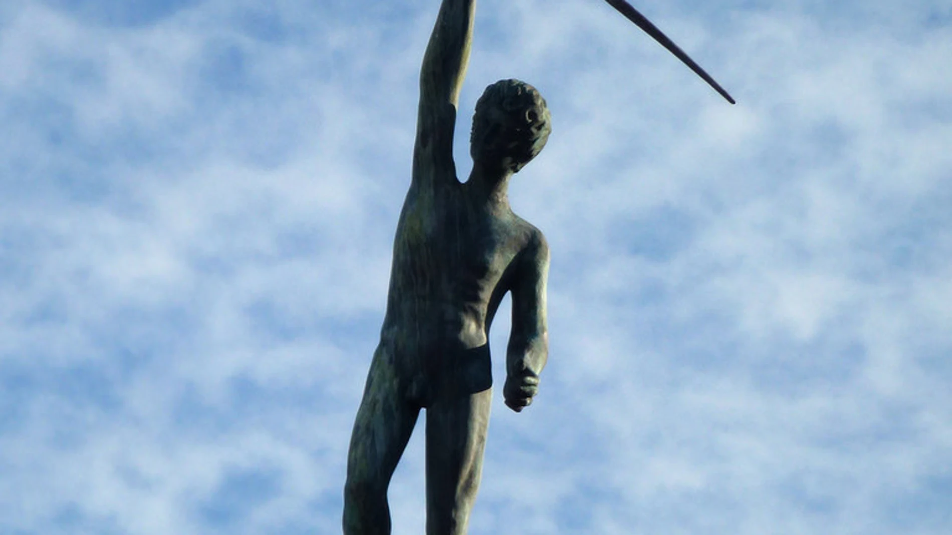 Una estatua rinde tributo a Teucro, arquero consumado, en Atenas