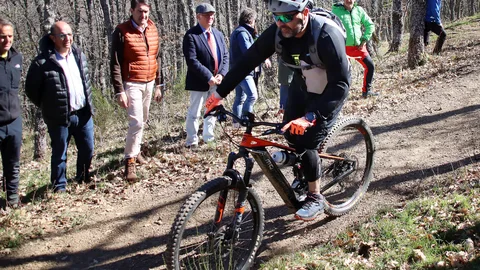 Suárez-Quiñones visita la zona donde se ubicará este centro de MTB
