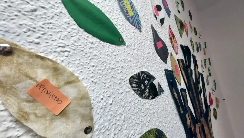 Un cartel sobre una hoja de papel reza &quot;optimismo&quot; en un mural hecho por los jóvenes entre 12 y 22 años que acuden al centro de ASPA en Hortaleza.