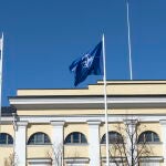 Dos banderas finlandesas ondean junto a la bandera de la OTAN frente a la sede del Ministerio de Asuntos Exteriores de Finlandia