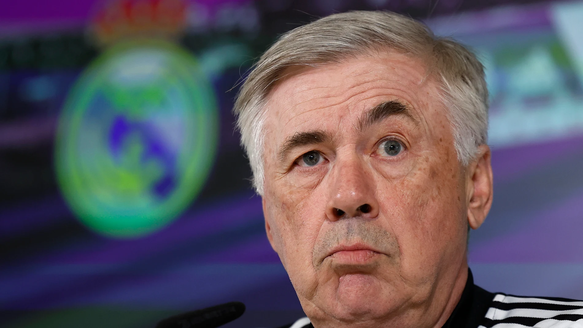 MADRID, 04/04/2023.- El técnico del Real Madrid, Carlo Ancelotti, ofrece una rueda de prensa tras el entrenamiento del equipo, este martes en la ciudad deportiva de Valdebebas, con el que ultima su preparación para el partido del miércoles, correspondiente a la vuelta de las semifinales de la Copa del Rey frente al Barcelona. EFE/ Chema Moya