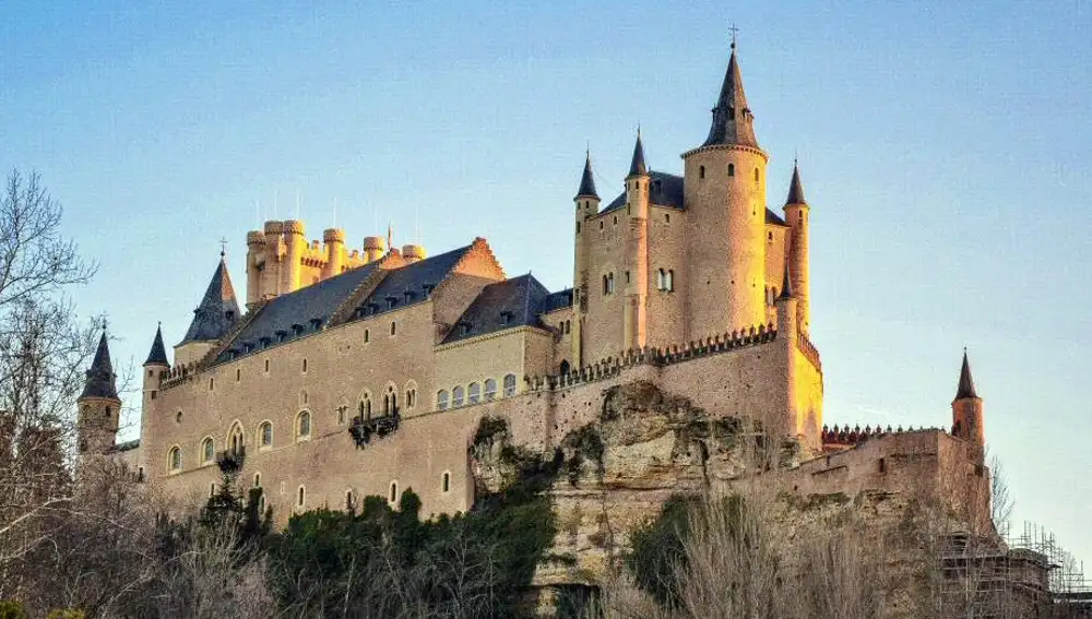 Alcázar de Segovia surcando el río Eresma