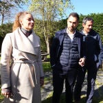 La presidenta provincial del PP de León, Ester Muñoz, junto al presidente comarcal, Juan José López (D), durante la presentación del candidato a la alcaldía de Bembibre (León), Jorge Blanco (C)