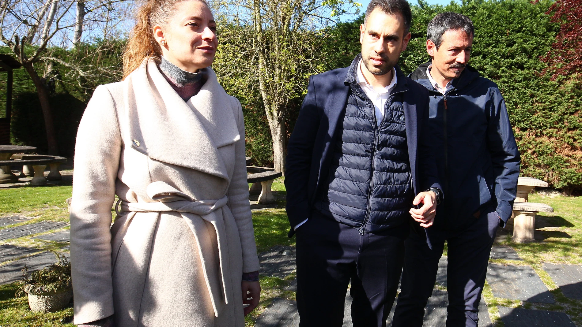 La presidenta provincial del PP de León, Ester Muñoz, junto al presidente comarcal, Juan José López (D), durante la presentación del candidato a la alcaldía de Bembibre (León), Jorge Blanco (C)