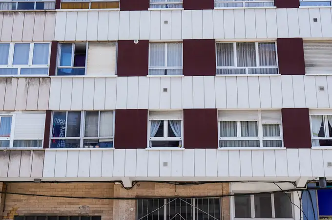 Muere la mujer que saltó desde un quinto piso con su hija de 7 años en Avilés
