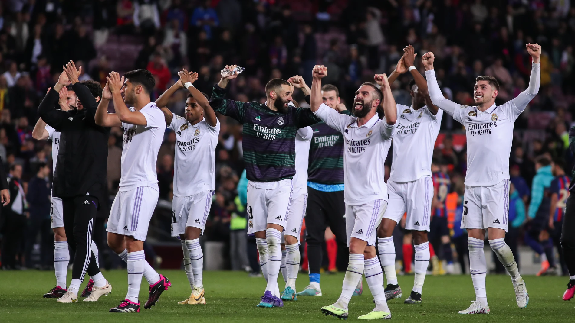 Players of Real Madrid celebrate the victory after the Spanish Cup, Copa del Rey, Semi Finals football match played between FC Barcelona and Real Madrid at Spotify Camp Nou stadium on April 05, 2023, in Barcelona, Spain. Irina R. Hipolito / Afp7 05/04/2023 ONLY FOR USE IN SPAIN