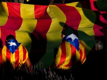 BARCELONA, 19/01/2023.- Manifestación convocada por el independentismo, en una movilización unitaria frente al Museo Nacional de Arte de Cataluña contra la cumbre hispanofrancesa este jueves en Barcelona. 