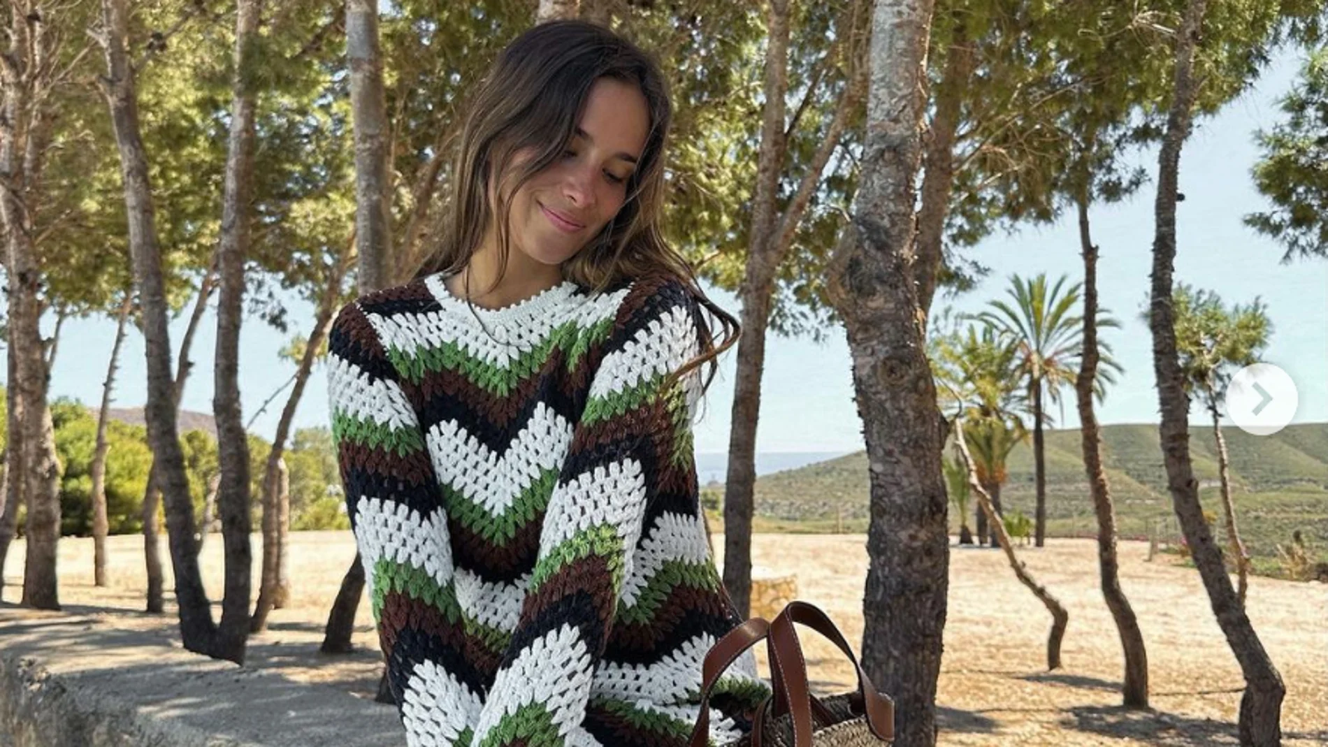 María Pombo posa con el vestido de crochet de Mango más boho y precioso de la temporada.