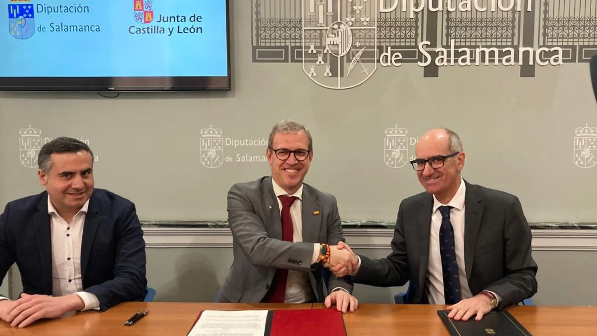 Mariano Veganzones firma el convenio con Javier Iglesias