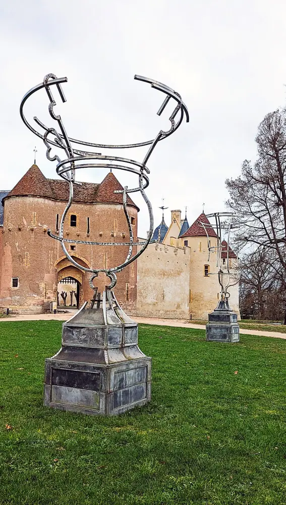 Vases des Tuileries. Hormigón negro y acero inoxidable. Château d'Ainay le Vieil 2023.   