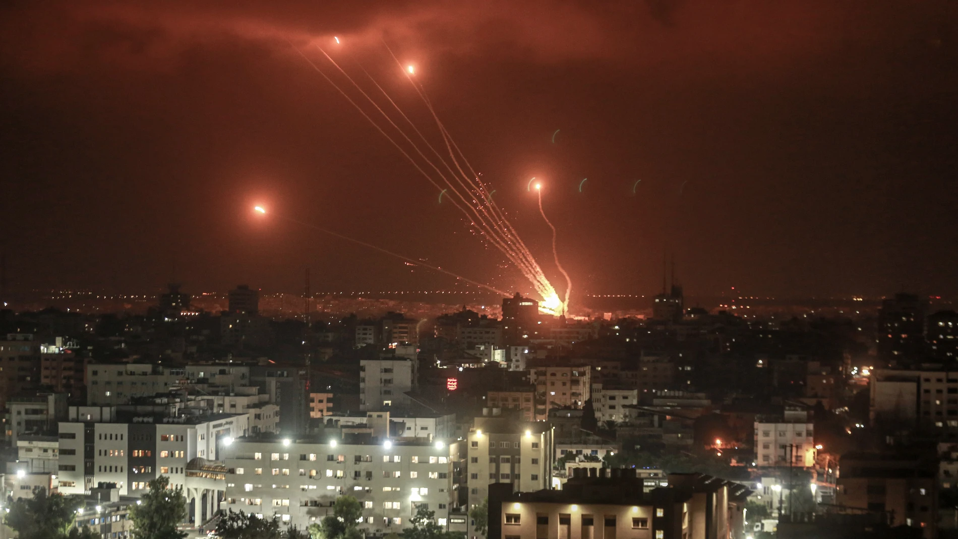 AMP.-O.Próximo.- Israel bombardea Gaza en respuesta al lanzamiento de cohetes tras el asalto a la mezquita de Al-Aqsa