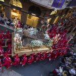 Un momento de la procesión del Los Coloraos que hoy Miércoles Santo recorre las calles de Murcia