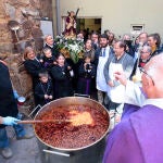 El vicepresidente de la Junta vive en La Bañeza la tradición del "Santo Potajero"