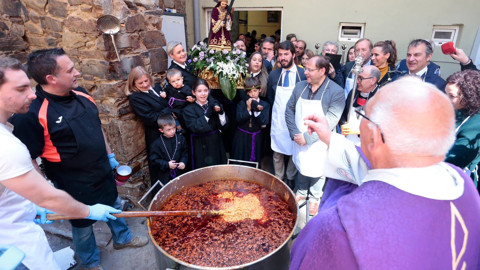 El vicepresidente de la Junta vive en La Bañeza la tradición del "Santo Potajero"