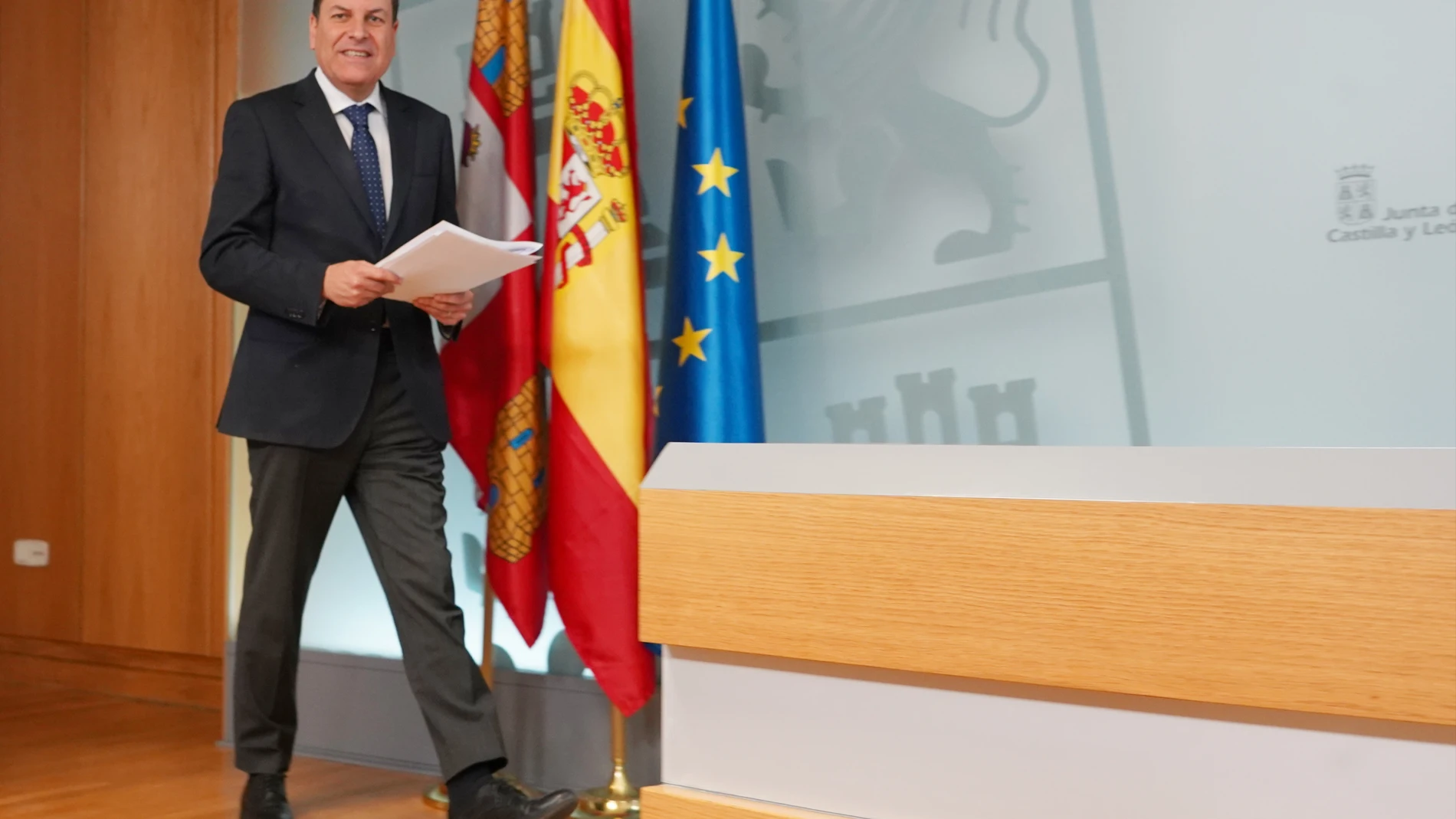 El consejero de Economía y Hacienda y portavoz, Carlos Fernández Carriedo, comparece en rueda de prensa posterior al Consejo de Gobierno