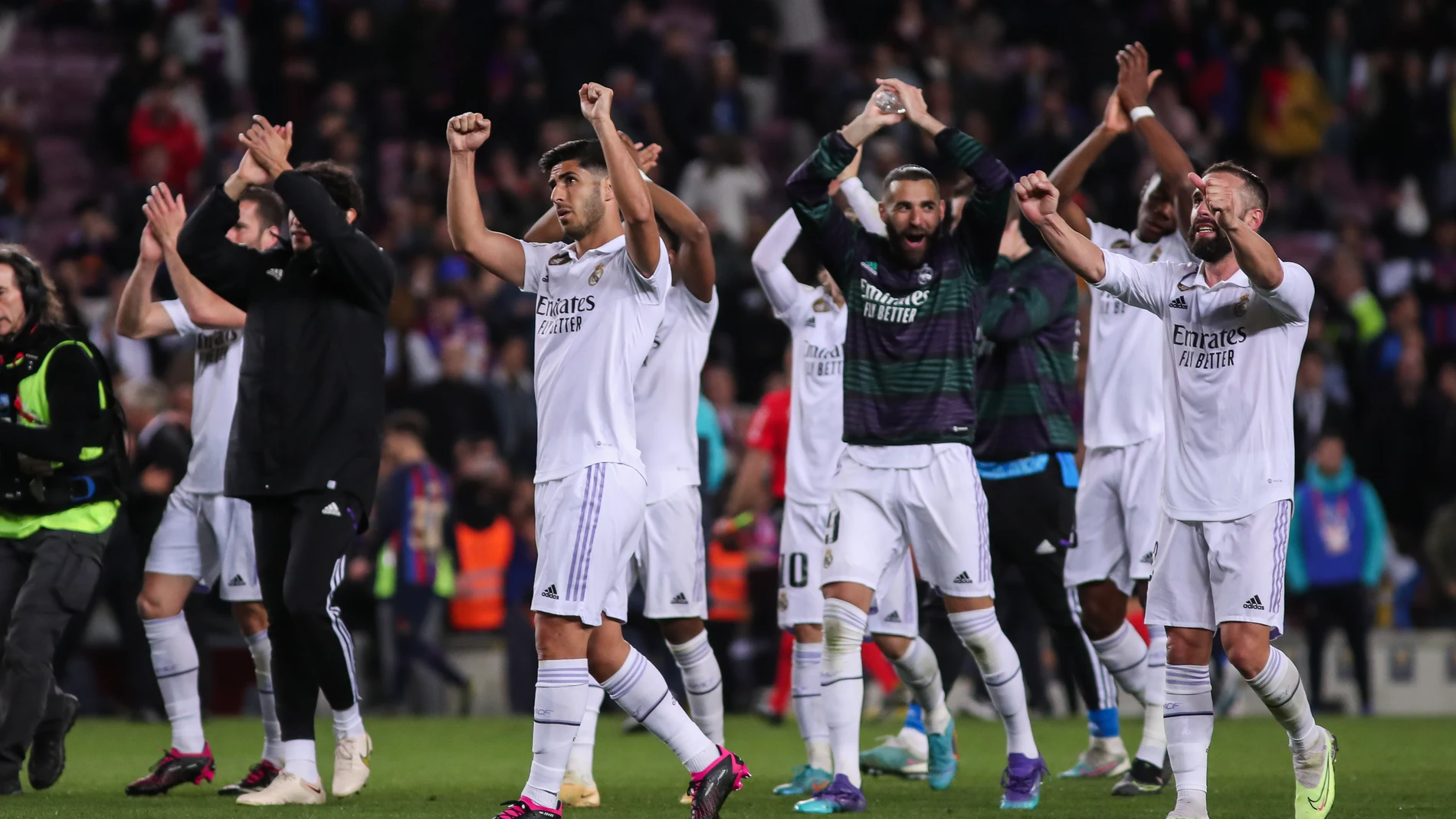 Players of Real Madrid celebrate the victory after the Spanish Cup, Copa del Rey, Semi Finals football match played between FC Barcelona and Real Madrid at Spotify Camp Nou stadium on April 05, 2023, in Barcelona, Spain. Irina R. Hipolito / Afp7 05/04/2023 ONLY FOR USE IN SPAIN