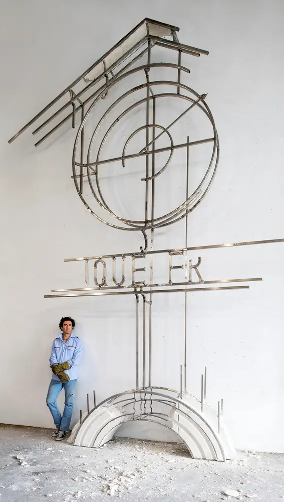 Garaizabal remata la escultura Horloge des Tuileries en su taller de Berlín. Louvre 2021.  