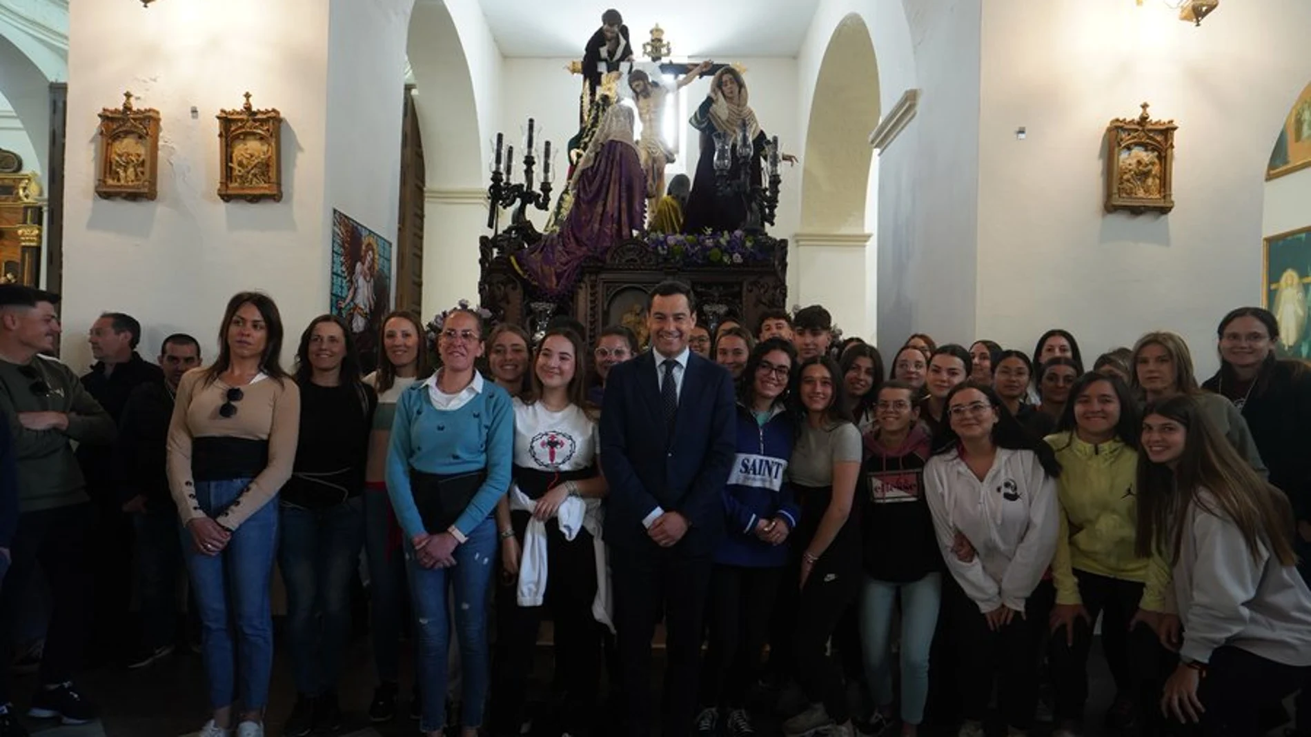 Juanma Moreno visita la Semana Santa de Baza
