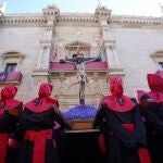 Miles de fieles arropan al Cristo de la Luz en Valladolid