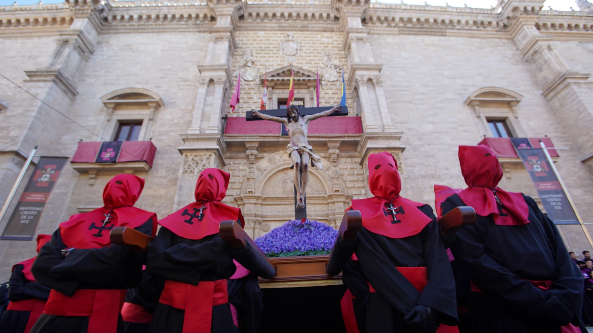 Miles de fieles arropan al Cristo de la Luz en Valladolid