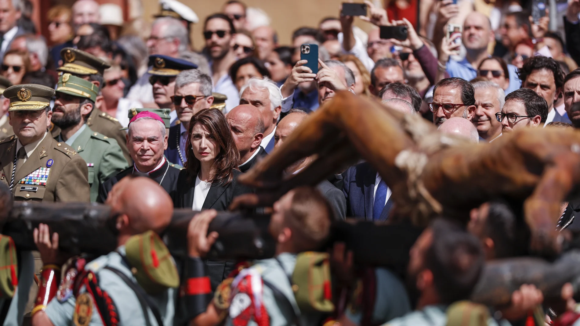  La ministra de Justicia, Pilar Llop (3i), asiste al relevo del estandarte y procesión del Cristo de la Buena Muerte, en la plaza de Fray Alonso de Santo Tomás en Málaga este Jueves Santo.