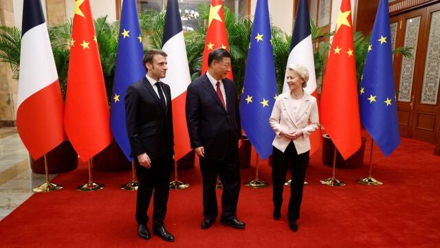 El presidente chino, Xi Jinping, con su homólogo francés Emmanuel Macron y la presidenta de la Comisión Europea Úrsula von de Leyen, el pasado abril en Pekín