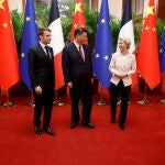 El presidente chino, Xi Jinping, con su homólogo francés Emmanuel Macron y la presidenta de la Comisión Europea Úrsula von de Leyen, el pasado abril en Pekín