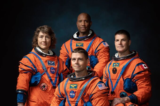 La tripulación de la misión Artemis II de la NASA (de izquierda a derecha): Los astronautas de la NASA Christina Hammock Koch, Reid Wiseman (sentado), Victor Glover y el astronauta de la Agencia Espacial Canadiense Jeremy Hansen. 